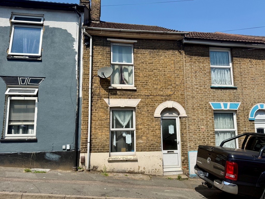 Lot: 155 - MID-TERRACE HOUSE FOR REFURBISHMENT - Mid-terrace house